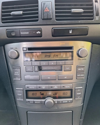 Toyota Avensis cena 7500 przebieg: 398986, rok produkcji 2004 z Tychy małe 106